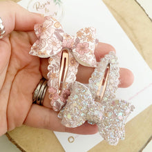 Load image into Gallery viewer, Nude Floral Print Bow scalloped snap clip set