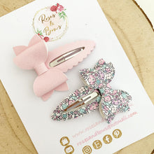 Load image into Gallery viewer, Pink and Floral Print Bow scalloped snap clip set