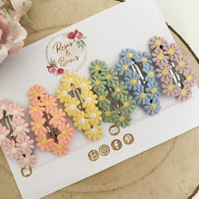 Load image into Gallery viewer, Crochet Daisy Snap Clip Set