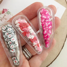 Load image into Gallery viewer, Valentines Day shaker snap clip set