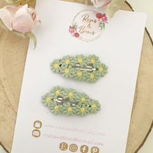 Load image into Gallery viewer, Crochet Daisy Snap Clip Pair