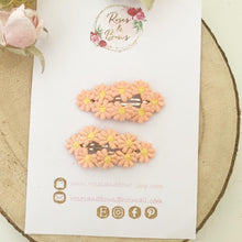 Load image into Gallery viewer, Crochet Daisy Snap Clip Pair