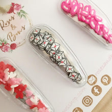 Load image into Gallery viewer, Valentines Day shaker snap clip set