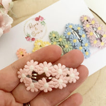 Load image into Gallery viewer, Crochet Daisy Snap Clip Set