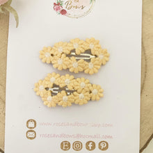 Load image into Gallery viewer, Crochet Daisy Snap Clip Pair