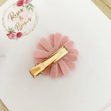 Load image into Gallery viewer, Pink Daisy alligator clip set