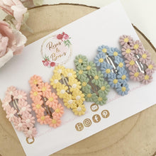 Load image into Gallery viewer, Crochet Daisy Snap Clip Set