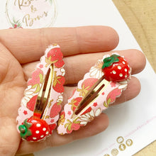 Load image into Gallery viewer, Strawberry scalloped snap clip set
