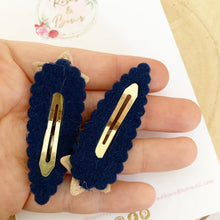 Load image into Gallery viewer, Navy blue and gold star scalloped snap clip set
