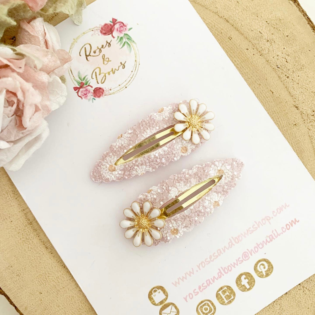 Pink daisy snap clips set