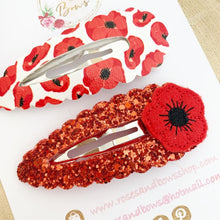 Load image into Gallery viewer, Poppy Large scalloped snap clip set
