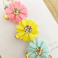 Load image into Gallery viewer, Bright Daisy alligator clip set
