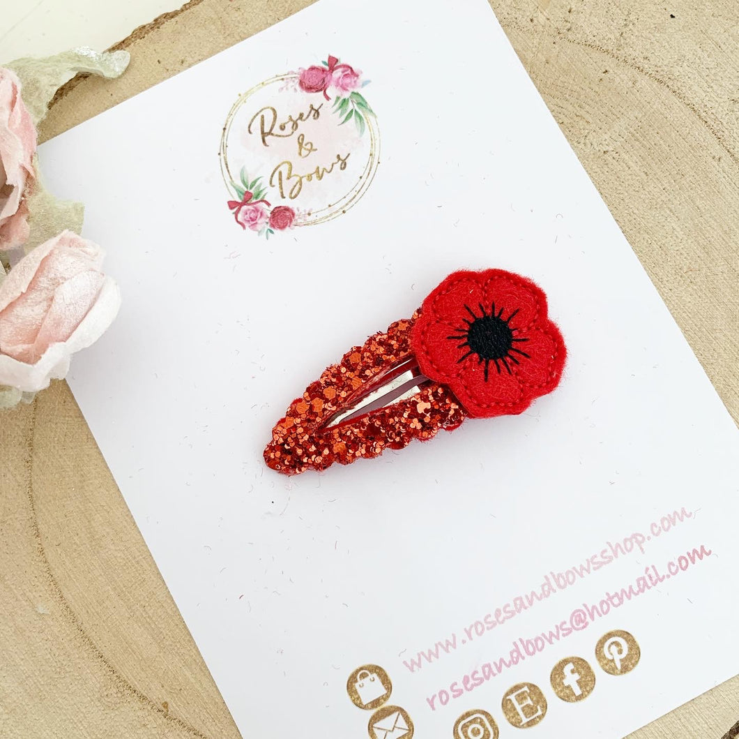 Poppy scalloped snap clip