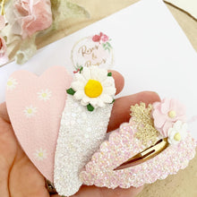 Load image into Gallery viewer, Pink daisy heart glitter and leatherette scalloped snap clip set
