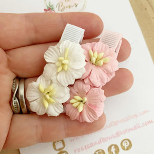 Blossom flower pink and white alligator clip set