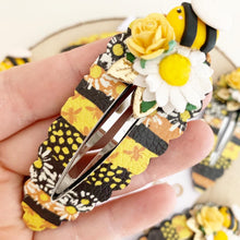 Load image into Gallery viewer, Bee and daisy large scalloped snap clip

