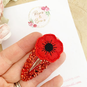 Poppy scalloped snap clip