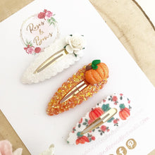 Load image into Gallery viewer, Pumpkin glitter scalloped snap clip set
