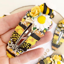 Load image into Gallery viewer, Bee and daisy large scalloped snap clip
