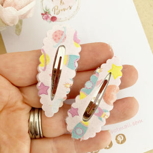 Space scalloped snap clip set
