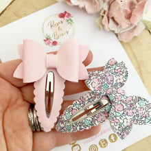 Load image into Gallery viewer, Pink and Floral Print Bow scalloped snap clip set
