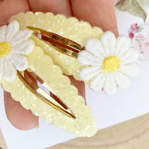 Yellow daisy snap clips set