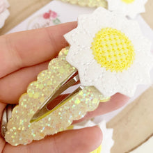 Load image into Gallery viewer, Daisy large glitter snap clip
