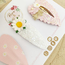 Load image into Gallery viewer, Pink daisy heart glitter and leatherette scalloped snap clip set
