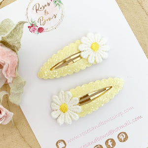 Yellow daisy snap clips set