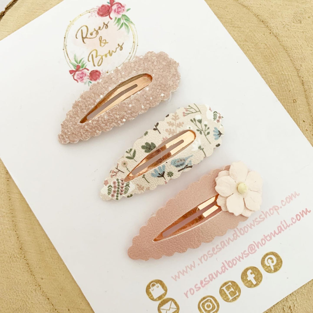 Neutral nude floral scalloped snap clip set