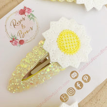 Load image into Gallery viewer, Daisy large glitter snap clip
