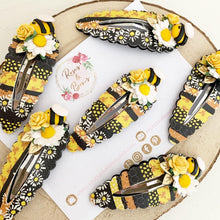 Load image into Gallery viewer, Bee and daisy large scalloped snap clip
