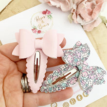 Load image into Gallery viewer, Pink and Floral Print Bow scalloped snap clip set
