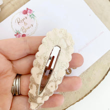 Load image into Gallery viewer, Leopard Print large snap clip
