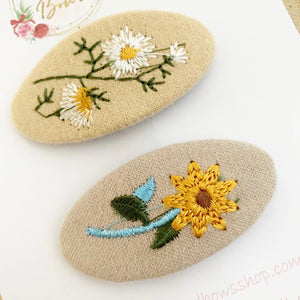 Embroidered flower snap clip set