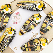 Load image into Gallery viewer, Bee and daisy large scalloped snap clip
