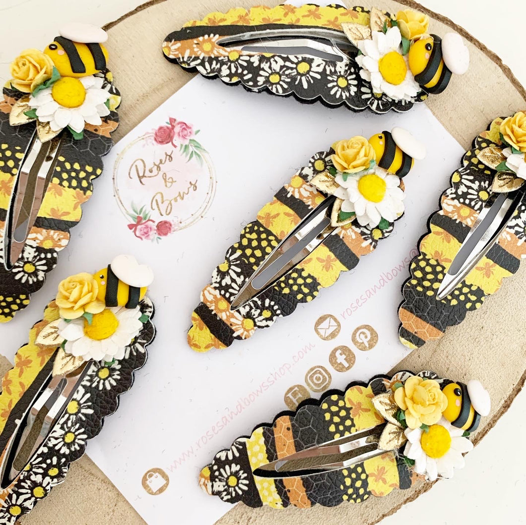 Bee and daisy large scalloped snap clip