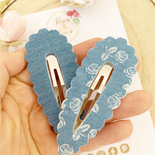 Load image into Gallery viewer, Light Denim Large scalloped snap clip set
