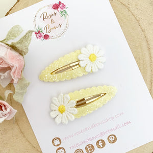 Yellow daisy snap clips set