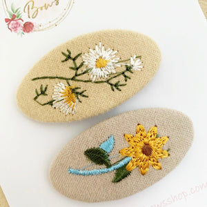 Embroidered flower snap clip set